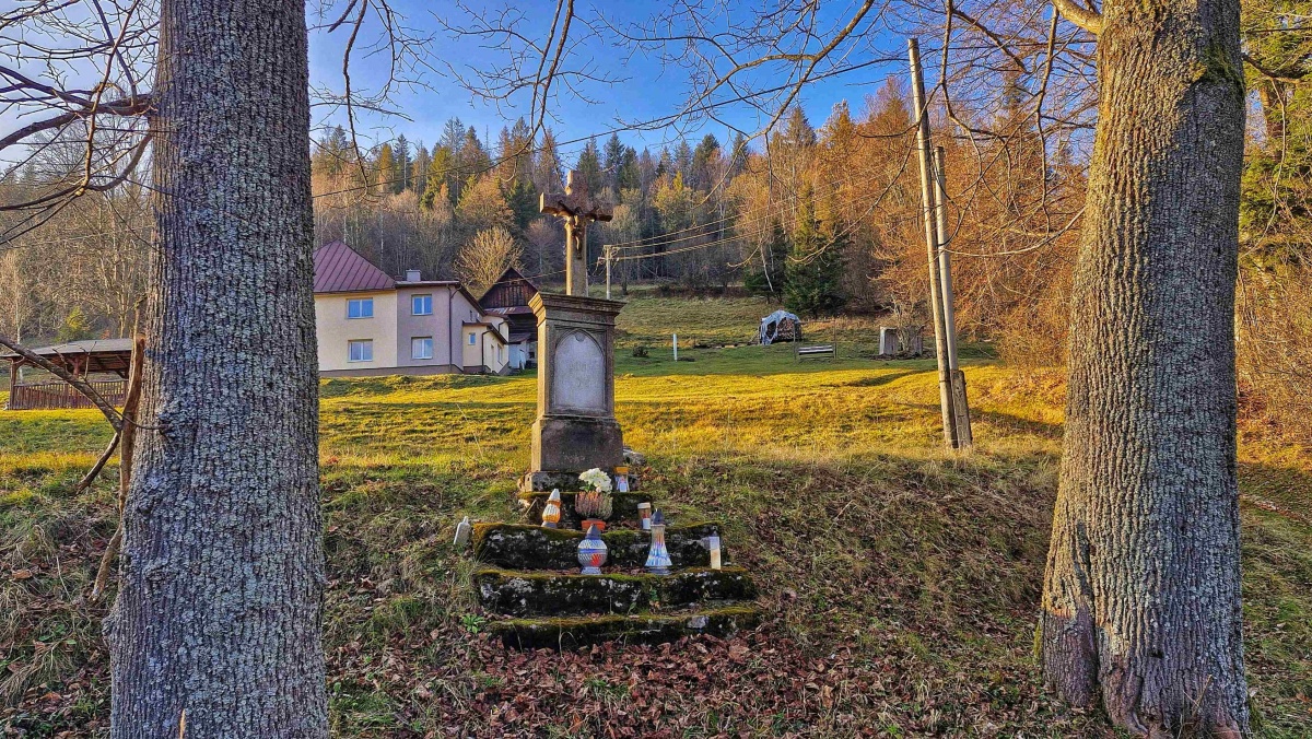 kamenny kriz s korpusom na podstavci z roku 1906 4