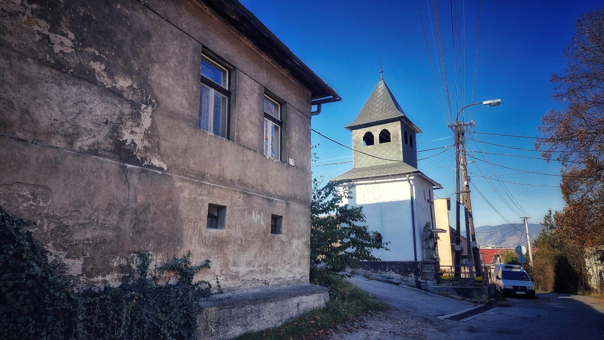 kaplnka panny marie pomocnice krestanov so zvonicou a sochou svateho jana nepomuckeho radola 5