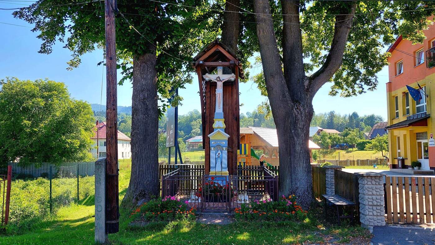 kriz s korpusom na podstavci klubina 1