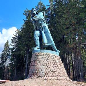 pamatnik-bojovej-druzby-so-sochou-partizana-makov_1_original