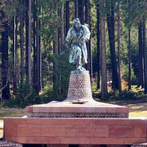 pamatnik-bojovej-druzby-so-sochou-partizana-makov_2_original