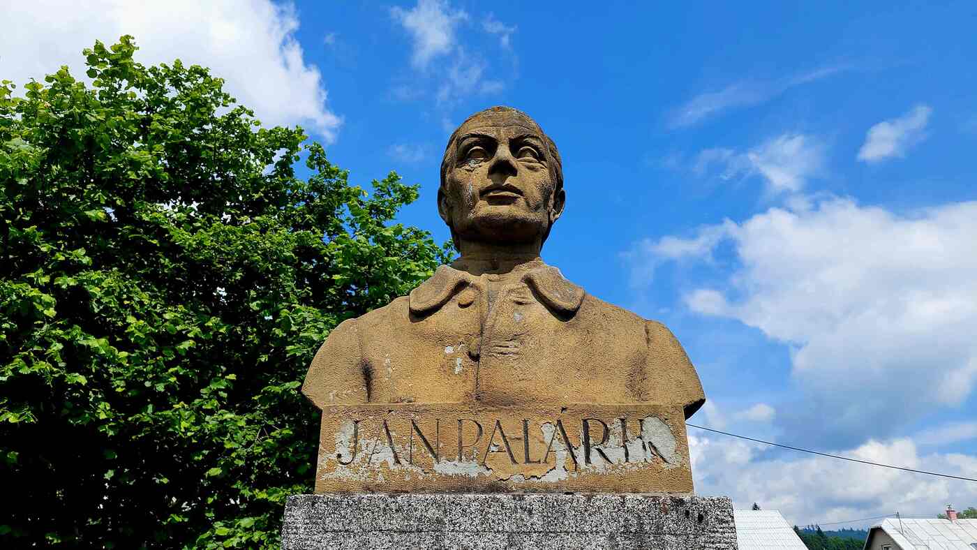 pomnik s bustou jana palarika rakova 2