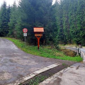 Táto cesta (ľavá) Vás dovedie pod kopec s hrádkom
